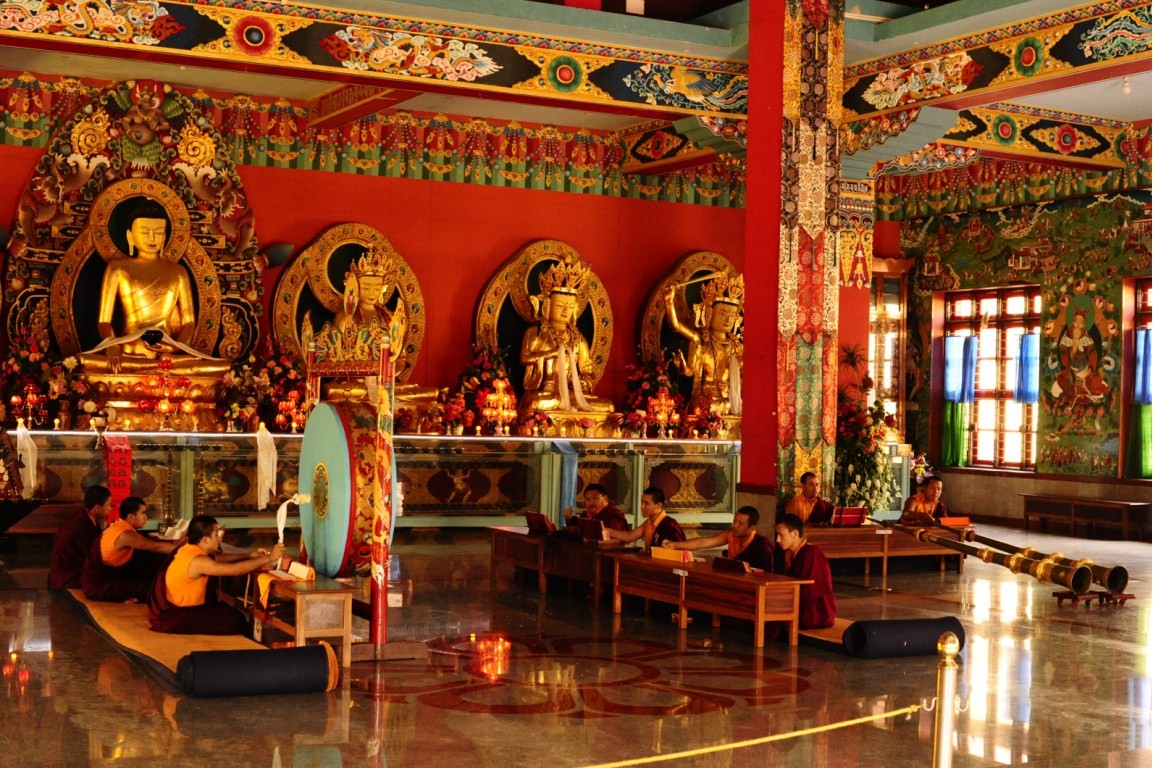 Внутри буда. Храм Потала в Лхасе. Дворец Потала в Лхасе внутри. Дворец Потала Тибет. Дворец Потала Далай лама.