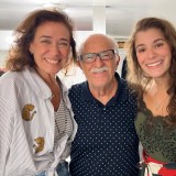 Photo-by-Ary-Fontoura-in-Teatro-Dos-4---Gavea-with-giuliabertolli-and-lilia_cabral.-May-be-an-image-of-3-people-people-standing-and-indoor.