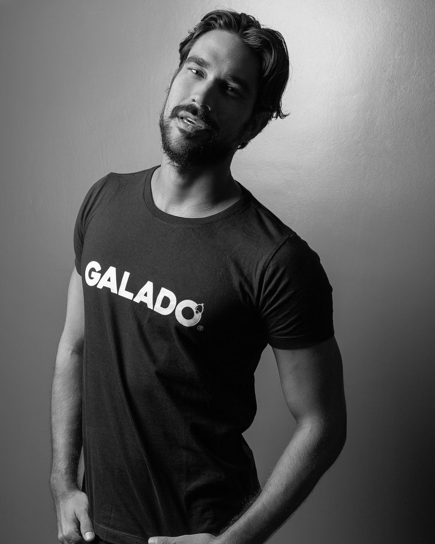 https://d.radikal.host/2023/04/06/Photo-by-Matteus-Cardoso-on-March-07-2023.-May-be-a-black-and-white-image-of-1-person-beard-and-text-that-says-GALADO..jpg